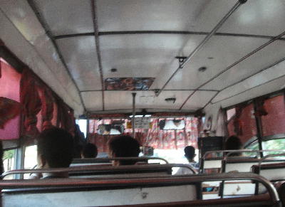 ローカル的なバスの車内